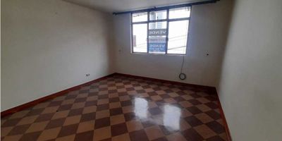 ¡Increíble Oportunidad de Inversión en Linares, Manizales!

Espectacular Casa con Doble Renta y Amplios Espacios


 Ubicación: Linares, Manizales
 Área Terreno: 180 M2
 Área Privada: 410 M2
 Alcobas: 5
 Baños: 6
 Estrato: 4
 Piso: 3


Descripción:

¡Esta casa es más que una vivienda, es una excelente oportunidad de inversión! Ubicada en el codiciado sector de Linares en Manizales, esta propiedad ofrece no solo un hogar cómodo y espacioso, sino también la posibilidad de generar ingresos pasivos con dos rentas independientes en el primer nivel.


 
 Primer Nivel:

 
  Dos rentas independientes:

  
   Una renta de $2.500.000
   Una renta de $800.000
  
  
 
 
 
 Segundo Nivel:

 
  Patio interno
  Cocina grande semi integral
  Sala comedor amplia
  Balcón con vista panorámica
  4 alcobas con closet
  3 baños completos
 
 
 
 Tercer Nivel:

 
  1 Baño completo
  Amplia alcoba con closet
  Terraza espaciosa con vista abierta
  Área de ropas
 
 


Con sus generosos espacios y su ubicación estratégica, esta propiedad es ideal tanto para familias grandes que buscan comodidad como para inversionistas que desean obtener ingresos adicionales. ¡No pierdas esta oportunidad única en Linares! 


 

Contáctanos hoy mismo para más detalles y agendar una visita. ??
