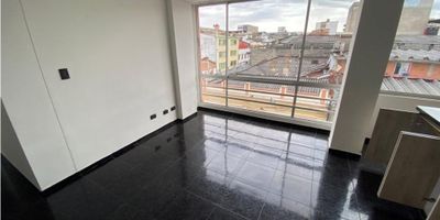 Venta apartamento muy bien ubicado y amplio, cuenta con 3 Alcobas, 3 closet, salacomedor, cocina integral en isla, 2 baños, gas, calentador, balcón, terraza, piso en general en porcelanato. Área aprox 80mts2

