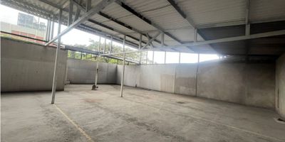 Bodega de 320 m2 en Maltería, Manizales

Oportunidad para quienes necesitan un espacio amplio, iluminado y listo para operar en estrato 3. Esta bodega combina una altura generosa con vistas panorámicas que facilitan la gestión de tu empresa.

Descripción de la propiedad

La nave de 320 m2 cuenta con piso en cemento de alta resistencia y luz trifásica que garantiza el suministro eléctrico para maquinaria. Dispone de un baño auxiliar, doble ventana y una vista panorámica que aporta ventilación y claridad natural al interior.

Descripción del entorno y acceso

Situada sobre la vía principal de Maltería, goza de acceso pavimentado y se integra a una zona mixta comercial e industrial. El entorno ofrece rutas de transporte público cercanas y visibilidad constante para tu negocio.

Contáctanos

Escríbenos por WhatsApp para agendar tu visita y resolver tus dudas sobre esta bodega en arriendo. En Inmobiliaria Castro Rosero te acompañamos en cada paso para impulsar tu negocio.
