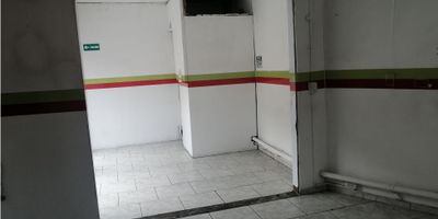 Alquiler local la Argentina, manizales amplio e iluminado, cuenta con cocineta piso en general en ceramica y 1 baño, Area construida 36mts2
