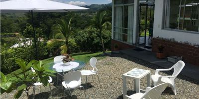 Venta de Exclusiva Casa Campestre en Vereda Palermo, Km 48 - ¡Tu Paraíso Privado te Espera!

Descubre el encanto y la comodidad de vivir en esta exclusiva casa campestre ubicada en la vereda Palermo, kilómetro 48, vía Medellín. Con una ubicación privilegiada y rodeada de naturaleza, esta propiedad ofrece el espacio perfecto para disfrutar de la tranquilidad y el lujo en un entorno campestre.

Características destacadas:


 Área Terreno: 1084 M2
 Área Privada: 154 M2
 Habitaciones: 3
 Baños: 3
 Garaje: 3
 Estrato: 4
 Piso: 1


Esta exclusiva casa campestre cuenta con:


 Amplias habitaciones con armarios empotrados y clósets.
 Tres baños completos para tu comodidad.
 Sala de estar con vista panorámica que te conecta con la naturaleza.
 Cocina equipada con acabados en cerámica y mármol.
 Zona de lavandería para tu conveniencia.
 Piscina para refrescarte en los días soleados.
 Árboles frutales y bosque nativo para disfrutar de la biodiversidad.
 Acceso pavimentado y vigilancia las 24 horas para tu seguridad y tranquilidad.


Con una ubicación estratégica cerca de la zona urbana y con acceso fácil al transporte público, esta casa campestre es el refugio perfecto para aquellos que buscan escapar del bullicio de la ciudad y conectar con la naturaleza.

¡No pierdas la oportunidad de hacer realidad tus sueños de vivir en un entorno campestre de lujo! Contáctanos ahora mismo para más información y para agendar una visita. ¡Estamos aquí para ayudarte a encontrar tu nuevo hogar en Vereda Palermo!



 

También te puede interesar: 

Toca estos enlaces para conocer otras opciones de Casas Campestres disponibles en castrorosero.com

Casa Campestre en venta en Manizales

Se vende Casa Campestre en Palestina

Casa Campestre para vender en Villamaría

Vendo Casa Campestre en Cerritos Pereira

Compro Casa Campestre en La Virginia Risaralda

 

#CasaCampestre #CasasCampestres #Campestre #CampestreManizales #CasadeCampo #CondominioCampestre #CasasdeLuj
