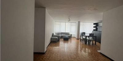 Espectacular Apartamento en Venta en Versalles: Lujo y Comodidad en una Ubicación Privilegiada

Descubre el encanto y la comodidad de este espectacular apartamento en venta en Versalles. Con una superficie privada de 174 metros cuadrados y una distribución cuidadosamente diseñada, esta propiedad ofrece un oasis de lujo y confort para toda tu familia.

Características Destacadas:


 5 Habitaciones: Espacio generoso para la familia y visitantes.
 3 Baños: Incluye baño auxiliar y baño en la habitación principal para mayor comodidad.
 Garaje: Protege tu vehículo con seguridad.
 Vista Panorámica: Disfruta de vistas impresionantes desde la comodidad de tu hogar.
 Muy Iluminado: Ventanas amplias que permiten la entrada de luz natural.
 Excelentes Acabados: Detalles de calidad que realzan la elegancia de cada espacio.


Comodidades Adicionales:


 Armarios Empotrados: Espacio de almacenamiento conveniente y organizado.
 Calentador y Gas Domiciliario: Para un ambiente cálido en todo momento.
 Gimnasio: Mantén un estilo de vida activo sin salir de casa.
 Parqueadero para Visitantes: Comodidad para tus invitados.
 Parques Cercanos: Perfectos para paseos tranquilos y actividades al aire libre.


Con una ubicación privilegiada en una zona muy segura y exclusiva de la ciudad, este apartamento ofrece fácil acceso al transporte público y está cerca de centros comerciales, colegios y universidades. ¡No dejes pasar la oportunidad de hacer de este magnífico apartamento tu nuevo hogar en Versalles!

¡Contáctanos hoy mismo para más información y agendar una visita!


 
