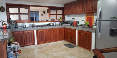 Venta de hermosa casa de 3 niveles iluminada, amplia en un excelente sector, consta de 3 alcobas, 5 closet, 4 baños, salacomedor, cocina integral, gas, calentador, piso general en porcelanto y garaje cubierto. Area aprox 300mts2
