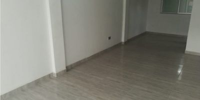 Venta de apartamento muy bien ubicado, amplio en un excelente sector, consta de 3 Alcobas,  2 Baños, Cocina integral, Salacomedor, Gas, calentador, zona de ropas, estudio y Piso en general en ceramica. 
