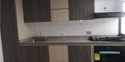 Venta de hermoso apartamento muy bien ubicado, iluminado y amplio, consta de 3 Alcobas,  2 Baños, Cocina integral, Salacomedor, Gas, calentador, zona de ropas, estudio y Piso en general en ceramica. 
