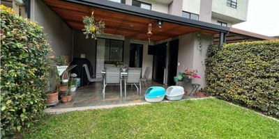 ? Casa Campestre en Venta en La Florida, Villamaría

¡Vive en un entorno de lujo y comodidad en esta espectacular casa de tres niveles ubicada en La Florida, Villamaría! Con acabados de alta calidad y un diseño moderno, esta propiedad es perfecta para quienes buscan un estilo de vida exclusivo en un ambiente campestre.

? Espacios Modernos y Confortables: Con un área privada de 115 m², esta casa ofrece 3 amplias habitaciones y 3 baños, diseñados para brindar comodidad a cada miembro de la familia. La sala, comedor y estudio se integran en un espacio abierto y luminoso, ideal para compartir momentos especiales.

?️ Cocina y Acabados de Lujo: La cocina integral con modernos acabados en porcelanato es un espacio funcional y elegante, perfecto para los amantes de la gastronomía. El patio de ropas añade practicidad al día a día.

? Comodidad y Seguridad: La propiedad incluye un garaje con capacidad para 2 vehículos y se encuentra dentro de un conjunto cerrado que ofrece seguridad las 24 horas, asegurando la tranquilidad de tu familia.

? Amenidades Exclusivas: Disfruta de una vida llena de confort con acceso a una piscina, salón social, canchas de juegos y zona de BBQ. Todo lo que necesitas para disfrutar de momentos de recreación sin salir de casa.

? Ubicación Privilegiada: Situada en una zona segura con fácil acceso a transporte público, esta casa campestre combina lo mejor del campo con la conveniencia de estar cerca de la ciudad.

¡No dejes pasar esta oportunidad única de vivir en una casa campestre con todas las comodidades de un conjunto de lujo! Contáctanos para más información y agenda una visita hoy mismo.
