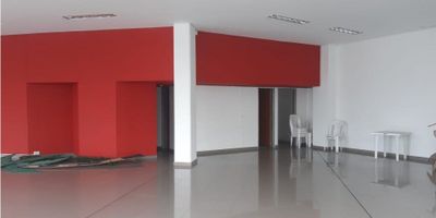 Se Alquila local comercial muy bien ubicado, amplio con buena iluminación, cuenta con 2 baños, piso en general en ceramica y parqueadero descubierto,  Aprox 245mts
