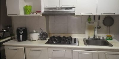 Hermoso y amplio apartamento en excelente sector de la ciudad consta de 2 alcobas con sus respectivos closet, 1 baño con ducha electrica, cocina semi integral, sala comedor, zona de ropas,  gas propano, los pisos en general en ceramica/marmol, garaje cubierto con cuarto util y porteria.
