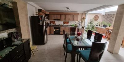 ? Venta Casa en Chinchiná, Caldas con 2 Garajes | Casa en Venta

¡Descubre esta espectacular casa de tres niveles en Chinchiná! Con una distribución ideal y acabados de calidad, esta propiedad ofrece todo lo que necesitas para una vida cómoda.

Consta de 4 habitaciones, 4 baños, una amplia sala y comedor, y una cocina integral. Los pisos en cerámica y el patio de ropas complementan su funcionalidad. Además, la casa cuenta con un garaje doble y una terraza, perfecta para disfrutar de momentos al aire libre.

Área Privada: 130 m²
Estrato: 3
Garaje: 2

Ubicada en una zona segura con fácil acceso a transporte público. ¡No pierdas la oportunidad de hacer de esta casa tu nuevo hogar! Contáctanos para más detalles y para agendar una visita.
