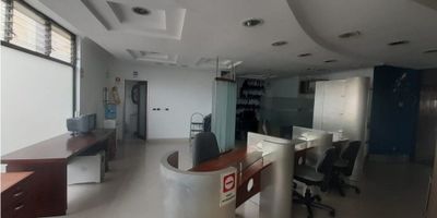 Se Alquila oficina  muy bien ubicada, amplia en un excelente sector, consta de un area Aprox de 54mts2  y piso en general en ceramica. 
