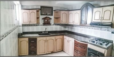 Venta de hermosa casa de 4 niveles iluminada, amplia en un excelente sector, con terraza, gas y calentador. Area de 440mts2.

Nivel 1:  Se encuentra un Local comercial amplio

Nivel 2: 4 alcobas, 1 Baño, salacomedor, cocina integral y balcon.

Nivel 3:  3 Alcobas, 1 Baño y salacomedor

Nivel 4:  3 Alcobas, 2 Baños, salacomedor y balcon.

Nivel 5: Apartaestudio: 1 Alcoba y 1 Baño
