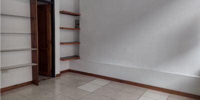 Se Alquila local muy bien ubicado en el Centro, iluminado cuenta con 1 baño y piso en general en ceramica. Area aprox 18 mts2
