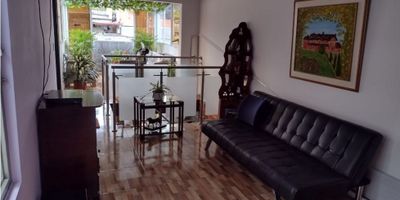 Venta de casa en la Enea amplia e iluminada de 3 niveles, cuenta con 3 habitaciones, 2 baños, 2 closet, 1 Vestier, cocina semi integral, salacomedor, gas, zona de ropas/Terraza,piso en general en ceramica y garaje cubierto. Area 149mts2
