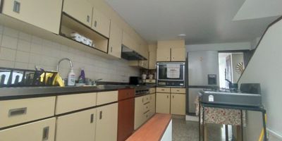 Venta de casa de 5 niveles iluminada, amplia en un excelente sector la camelia, consta de 4 alcobas la principal con Vestier y baño, mini vestier, 4 closet, alcoba del servicio, 5 baños, cocina semi integral, gas, calentador, patio, piso en marmol, en guayacan flotante y alfombra, Hall, estudio, sala, comedor independiente, solar, parqueadero cubierto para 2 vehiculos. Area construida 353mts2

 



 
