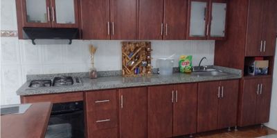 Venta de hermosa casa en un excelente sector la Enea, amplia e iluminada, cuenta con 4 habitaciones, 5 closet, 3 baños, cocina integral, gas, terraza, piso en general en ceramica, y garaje cubierto. Area Aprox 152mts2
