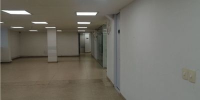 Se Alquila local Alta suiza, manizales, amplio con buena iluminación en excelente sector, cuenta con 2 baños y piso en general ceramica. Area construida 213mts2
