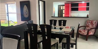 Venta casa la Francia, Manizales de 3 niveles amplia e iluminada con facil acceso de transporte publico, cuenta con 5 habitaciones, 5 closet, 4 baños, gas, calentador, zona de ropas/terraza, cocina integral, sala, comedor, piso en general en ceramica y garaje cubierto para 2 vehiculos y descubierto 2 vehiculos. Area construida 398m² 
