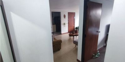 ? Apartamento en Venta – Los Rosales, Manizales

Disfruta de la comodidad y seguridad de este acogedor apartamento ubicado en un conjunto cerrado, ideal para vivir con tranquilidad en una zona residencial estratégica.

? Amplios Espacios: Con 80 m² de área construida, el apartamento cuenta con 3 habitaciones, cada una con su clóset, 2 baños, sala-comedor, cocina integral y zona de ropas. El piso es en cerámica y las habitaciones tienen tapete para mayor confort.

? Comodidades y Seguridad: La portería funciona 24 horas, y el conjunto ofrece bahía de parqueo, salón social, planta eléctrica y reserva de agua.

? Ubicación Estratégica: Cerca de colegios, universidades, centros comerciales y con fácil acceso a transporte público.

¡Una excelente opción para tu nuevo hogar! Contáctanos para más información y agenda tu visita. ?
