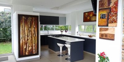 Casa en venta en La Florida Villamaría

Oportunidad para quien busca una casa amplia con luz natural y espacios generosos en conjunto cerrado. Con 290 m2 construidos distribuidos en dos salas comedor y comedor independiente, el diseño favorece la convivencia y el descanso. Los acabados en porcelanato y los balcones y terrazas amplían la experiencia de vida al aire libre.

Descripción de la propiedad

Esta casa cuenta con tres alcobas con closet y dos vestieres, cuatro baños, estudio para trabajo o lectura, cocina integral equipada con gas domiciliario y calentador, zona de ropas y patio con acceso directo a la ventilación, dos balcones y dos terrazas perfectos para el relax, portería, garaje cubierto y bahía de parqueo, además de salón social.

Descripción del entorno y acceso

El conjunto cerrado ofrece vigilancia permanente y acceso pavimentado en zona residencial de Villamaría con rápido acceso a vías principales y transporte público cercano. El entorno tranquilo con áreas verdes está a pocos minutos de servicios comerciales y educativos.

Contáctanos

Escríbenos por WhatsApp para agendar tu visita y recibir asesoría personalizada para hacer tuya esta oportunidad de inversión o nuevo hogar. Nuestro equipo está listo para atender tus dudas y acompañarte en cada paso.
