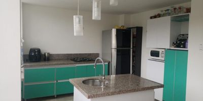 Venta de hermoso apartamento duplex con excelente iluminación y lindos acabados, con 3 habitaciones, 1 closet, 3 baños, sala-comedor amplia con chimenea, cocina integral con isla, gas, calentador, piso en general en ceramica, madera laminada y porcelanato, terraza con una excelente vista a Manizales / Villamaría y garaje descubierto. Area aprox 120mts2
