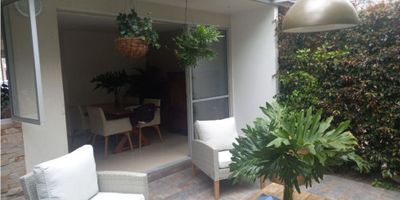 Venta casa campestre en La Florida, Villamaría

Oportunidad de vivir en esta encantadora casa de campo de dos niveles dentro de un conjunto cerrado que ofrece seguridad permanente y amenidades de primer nivel. 

Con tres acogedoras habitaciones más un estudio adaptable a tus necesidades y tres baños completos distribuidos de forma práctica. Disfruta de amplios espacios con iluminación natural que realza los acabados en madera y crea un ambiente cálido y acogedor.

Descripción de la propiedad

La sala y el comedor integrados generan un ambiente fluido hacia la cocina integral totalmente equipada para preparar tus mejores recetas. Cada habitación cuenta con clóset empotrado y el estudio ofrece versatilidad para oficina o sala de lectura. El gas domiciliario y el calentador aseguran confort permanente mientras el patio privado se convierte en un espacio ideal para disfrutar al aire libre.

Descripción del entorno y acceso

Ubicada en La Florida Villamaría, esta vivienda se encuentra a pocos minutos de colegios y universidades con rutas de transporte público muy cercanas. El conjunto brinda piscina, jacuzzi, salón social y cancha de juegos rodeados de jardines. El acceso pavimentado y la vigilancia las veinticuatro horas garantizan comodidad y tranquilidad para toda la familia.

Contáctanos

Escríbenos por WhatsApp y agenda tu visita para conocer esta casa campestre en La Florida Villamaría. En Inmobiliaria Castro Rosero estaremos encantados de resolver todas tus dudas y acompañarte en cada paso del proceso de compra. No dejes pasar esta oportunidad y comunícate hoy mismo.


