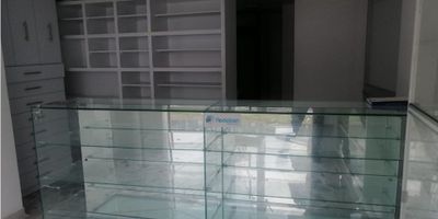 Se Alquila local amoblado en Palermo, Manizales amplio con buena iluminación en excelente sector, cuenta con 1 baño y piso en general en marmol. Area construida 45mts2
