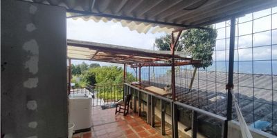 Alquiler casa en San isidro amoblada de 2 niveles, cuenta con 1 alcoba, 1 baño, cocina sencilla con gabinetes, gas, sala, comedor, terraza/zona de ropas y piso en general en ceramica. Area construida 80mts2
