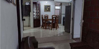 Venta de edificio en Villamaria en excelente sector de  4 Niveles iluminado y amplio, cuenta con 4 baños, 11 habitaciones, piso en general en ceramica, zona  ropas, 2 balcones, salacomedor, cocina sencilla y Gas. Area construida 280mts2

4 Apartamentos y 1 local Comercial

 
