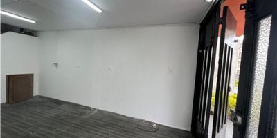 Local en alquiler con excelente ubicación, monoambiente, un baño, closet y pisos en cemento con material sintético. Disponible para renta inmediata
