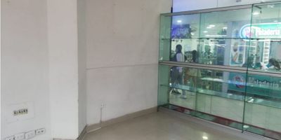 Alquiler de Local en el centro Manizales, amplio e iluminado, piso en general en ceramica y ascensor, porteria y vigilancia 24hrs. Area aprox 28mts2
