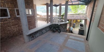 Venta casa la Florida, Manizales de 2 niveles cuenta con 3 alcobas, alcoba de servicio, 3 closet, 1 vestier, 1 estudio, 4 baños, cocina integral,  gas, 2 calentadores, sala, comedor, balcon, terraza, zona de ropas/patio, piso en general en ceramica y madera fina, garaje cubierto para 2 vehiculos, garaje descubierto para 3 vehiculos y 2 salones sociales amplios con baño. Area construida 220mts2
