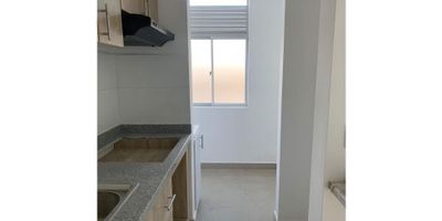 Venta de hermoso Apartamento amplio e iluminado en Urapanes/Villamaría completamente nuevo, excelente vista, consta de 2 alcobas, 1 closet, 2 baños, sala-comedor, cocina integral, zona de ropas, calentador, gas, piso en general en porcelanato, parqueadero cubierto, ascensor, salón social, planta eléctrica, reserva de agua y portería 24 hrs. Área aprox 59.6mts2.
