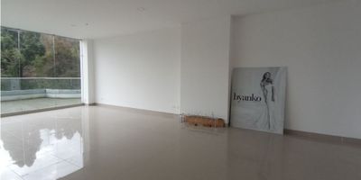 Alquiler local trebol, manizales en conjunto cerrado cuenta con 1 baño, cocineta, piso en porcelanato, vigilancia, porteria, salon social, zona de parqueo y garaje descubierto. Area construida 170mts2
