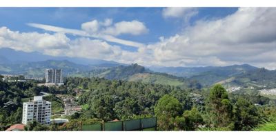 Venta de Apartamentos Nuevos en El Trébol, Manizales | Apto para Estrenar

Descripción General
Descubre la oportunidad de vivir en un moderno apartamento en El Trébol, Manizales, con un área privada de 38 m². Ubicado en el primer piso, este nuevo apartamento ofrece confort y funcionalidad en una de las zonas más exclusivas de la ciudad.

Espacios y Distribución
El apartamento cuenta con 1 habitación y 1 baño, perfectamente diseñado para aprovechar cada metro cuadrado. Incluye una sala-comedor integrada y una cocina integral equipada para tus necesidades culinarias. El balcón proporciona un espacio adicional para relajarte y disfrutar de la vista panorámica.

Características Adicionales
Los acabados son de alta calidad, con pisos en cerámica y ventanas dobles que ofrecen excelente aislamiento. Además, dispone de armarios empotrados, calefacción y zona de lavandería, garantizando comodidad y practicidad en tu día a día.

Amenidades y Servicios
El edificio cuenta con una serie de amenidades como ascensor, gimnasio, piscina, y varias canchas deportivas. También hay parqueadero para visitantes, jardín y salón comunal para tu conveniencia. La propiedad está equipada con portería y vigilancia 24 horas, asegurando un entorno seguro y tranquilo.

Ubicación y Entorno
Situado en una urbanización cerrada con acceso pavimentado, el apartamento se encuentra en una zona residencial cercana a colegios, universidades, centros comerciales y parques. El transporte público cercano facilita la movilidad y el acceso a diferentes áreas de la ciudad.

Beneficios Extra
Este apartamento admite mascotas y está en una ubicación estratégica que combina exclusividad y accesibilidad. Con excelentes acabados y una vista panorámica, representa una excelente opción para quienes buscan estrenar un hogar con todas las comodidades.

¡No pierdas la oportunidad de hacer de este apartamento tu nuevo hogar! Contáctanos para más información y agenda tu visita.
