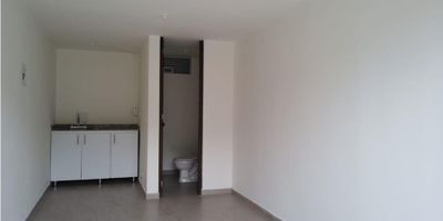 Se arrienda excelente local comercial en los Cambulos. Consta de 19 metros, un espacio amplio, con un baño, una cocila sencilla y pisos en ceramica.  Queda en un edificio que tiene mas de 170 apartamentos, con excelente ubicacion en zona muy segura y tiene facil acceso a transporte publico.
