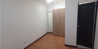 Venta casa en la Carolita, manizales de 4 niveles cuenta con 4 habitaciones, 4 closet, estudio, 3 baños, cocina semi integral, gas, zona de ropas, patio, piso en general ceramica/madera laminada,  garaje cubierto, bahia de parqueo. Area construida 125mts2

1 NIvel:  local con Baño y garaje cubierto

2 Nivel:  sala comedor, cocina semi integral y patio/zona de ropas.

3 Nivel: 2 habitaciones 

4 Nive,: 2 habitaciones
