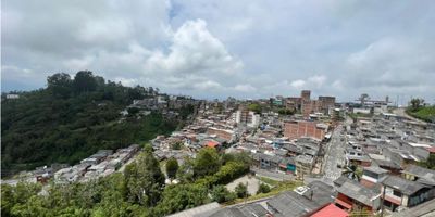 Invierte en tu futuro: Casa con renta en El Bosque, Manizales

¿Buscas una propiedad con alto potencial de rentabilidad en una zona estratégica de Manizales?

Esta espectacular casa de cuatro niveles en El Bosque te ofrece la oportunidad de generar ingresos y vivir en un espacio amplio y cómodo.

Características:


 4 apartamentos independientes:

 
  Apartamento 1: 3 habitaciones, 1 baño, sala comedor, cocina sencilla, pisos en cerámica y zona de ropas.
  Apartaestudio 2: 1 ambiente, 1 baño y cocina sencilla.
  Apartamento 3: 2 habitaciones, 1 baño, sala comedor, cocina sencilla, pisos en cerámica y zona de ropas.
  Apartamento 4: 3 habitaciones, 1 baño, sala comedor, cocina sencilla, pisos en cerámica y zona de ropas.
 
 
 Excelente ubicación:
 
  Barrio El Bosque, reconocido por su seguridad y tranquilidad.
  Fácil acceso a transporte público.
  Cercanía a centros comerciales, colegios, universidades, gimnasios, parques y zonas comerciales.
 
 


Esta casa es ideal para:


 Inversionistas: Genera ingresos por alquileres con cuatro apartamentos independientes.
 Familias numerosas que buscan un espacio amplio y cómodo.
 Personas que buscan una propiedad con potencial de crecimiento.


No pierdas la oportunidad de adquirir esta propiedad con alta rentabilidad y plusvalía.


 

¡Contáctanos hoy mismo para agendar una visita!

Te esperamos para que conozcas tu futura inversión.

 

#ventadecasa #inversion #renta #elbosque #manizales #zonaestrategica #tranquilidad #seguridad #cuatroapartamentos #rentabilidad #plusvalia #colombia

 
