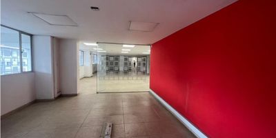 Amplio e iluminado local en Cumbres suizas con 3 oficinas en división de vidrio templado, 2 baterías de baño, una para hombres y otra para mujeres, con manera de adecuar cocineta, zona de lockers.

 

Disponible para renta.
