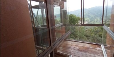 Venta casa en palermo, manizales de 3 niveles cuenta con 4 alcobas,4 closet, vestier, alcoba de servicio,  estudio/biblioteca, 7 baños, 2 sala, 2 comedores, cocina integral, gas, calentador, terraza/zona de ropas, patio,piso en general en madera,ceramica y tapete, chimenea, ascensor, garaje cubierto, garaje descubierto/bahia de parqueo, cancha de juegos, salon social, zona humeda, juegos infantiles, sendero ecologico, planta electrica y reserva de agua. Area construida 555mts2

1 Nivel: 3 parqueaderos cubiertos/3parqueaderos descubiertos, bahia de parqueo, 2 baños, 2 bodegas y espacio para sala de video.

2Nivel: 2 Alcobas, closet de linos, 2 Baños, sala, chimenea, estudio y Jardineria/cocineta.

3 Nivel: Alcoba principal con chimenea, vestier, closet de linos,4 baños/jacuzzi, sala, comedor, cocina integral, patio, alcoba de servicio y terraza

