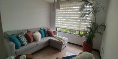 venta casa en Alcazares, manizales cuenta con 3 habitaciones, 3 closet, 3 baños, salacomedor, cocina integral, gas, piso en general en ceramica, zona de ropas/patio, antejardiny garaje cubierto. Area construida 125mts2
