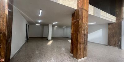 Amplio local con muy buena iluminación y ubicado en un punto estratégico de Manizales. Excelentes acabados, suelos en cerámica, cuenta con un baño, una oficina grande y una bodeguita. 

Disponible para renta inmediata.
