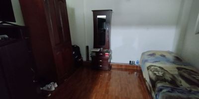 ? Venta Casa con Renta en Linares, Manizales | Casa en Venta

¡Gran oportunidad de inversión en el sector de Linares! Esta casa de tres niveles con renta es ideal para quienes buscan generar ingresos adicionales mientras disfrutan de una excelente ubicación en Manizales.

?️ Distribución de la Propiedad:


 
 1er Piso:

 
  Apartamento 1: 2 habitaciones, 1 baño, sala-comedor, cocina sencilla, pisos en cerámica, y zona de ropas.
  Apartamento 2: 1 habitación, 1 baño, sala-comedor, cocina sencilla, pisos en cerámica, y zona de ropas.
 
 
 
 2do Piso:

 
  Apartamento: 2 habitaciones, 1 baño, sala-comedor, cocina sencilla, pisos en madera, y zona de ropas.
 
 
 
 3er Piso:

 
  Apartamento: 3 habitaciones, 1 baño, sala-comedor, cocina sencilla, pisos en madera, y zona de ropas.
 
 


? Características Adicionales: Esta propiedad cuenta con un total de 8 habitaciones y 4 baños, distribuidos en los tres niveles, lo que la hace perfecta para familias grandes o para alquilar cada apartamento por separado. Con acabados en cerámica y madera, la casa ofrece una mezcla de funcionalidad y calidez.

? Ubicación: Situada en el barrio Linares, una zona residencial segura y bien conectada, con fácil acceso a transporte público y servicios esenciales. Perfecta para quienes buscan vivir o invertir en un área tranquila pero cercana a la actividad urbana de Manizales.

¡No dejes pasar esta excelente oportunidad de inversión! Contáctanos para más detalles y para programar una visita.
