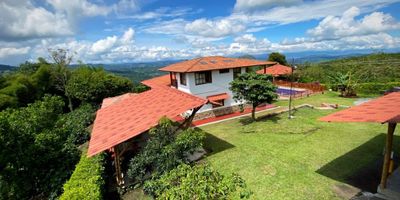 ? Venta Finca Campestre en Chinchiná, Caldas | Casa Campestre en Venta

¡Vive la experiencia del campo en esta espectacular finca cafetera en Chinchiná, Caldas! Ideal para los amantes del café y la naturaleza, esta propiedad ofrece un entorno único con todo lo necesario para una vida tranquila y productiva.

? Características de la Finca: Esta finca se extiende sobre 96,000 m², con aproximadamente 30,000 palos de café sembrados, en una topografía que combina pendientes moderadas y empinadas, brindando una vista panorámica excepcional. El clima templado y el buen régimen de lluvias crean las condiciones óptimas para el cultivo de café.

? Instalaciones de la Propiedad:


 Casa Principal: Área de 250 m², con 3 habitaciones, salón, cocina, 3 bodegas, 3 terrazas y 4 baños, diseñados para tu comodidad.
 Casa del Administrador: Área de 50 m², con 2 habitaciones, 1 baño, cocina y hall.
 Kiosko y Piscina: Un kiosko de 30 m² al lado de la piscina (10x5 m, profundidad de 50 cm a 1.80 m). Bajo el kiosko, una habitación adicional de 20 m² con baño.
 Cafeteca: Edificación de 180 m² con mirador en forma de U, 2 habitaciones con baño (20 m² y 15 m²), 6 bodegas de diferentes tamaños, y un baño auxiliar.


? Servicios y Equipamiento: La finca cuenta con toda la infraestructura necesaria para la producción de café: máquina despulpadora, tanque de lavado y silo para secado. Además, posee un acueducto propio con un nacimiento de agua de alta pureza, que se distribuye a través de la propiedad mediante motobombas y se almacena en 5 tanques de 2,000 litros.

? Entorno Natural: Con un entorno lleno de verdor y tranquilidad, esta finca es perfecta para quienes buscan un estilo de vida campestre, rodeado de naturaleza y con la posibilidad de gestionar su propio cultivo de café.

¡No pierdas la oportunidad de invertir en esta maravillosa finca en Chinchiná! Contáctanos para más información y agendar una visita.


 

#ventadefinca #fin