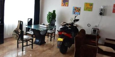 Venta de hermosa casa de 2 niveles iluminada, amplia en un excelente sector, 

Nivel 1: consta de 3 alcobas, 1 baño, salacomedor, cocina sencilla, gas, pisos en general en cerámica, zona de ropas. patio, terraza y estudio.

Nivel 2: 4 Alcobas, 1 Baño, estudio, salacomedor, cocina sencilla, gas, balcon, terraza, piso en general en ceramica, 
