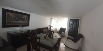 Venta de hermosa casa de 4 niveles iluminada, amplia en un excelente sector, consta de 3 alcobas sus respectivos closet, 2 baños, salacomedor, cocina integral, estudio, gas, calentador, estudio, pisos en general en ceramica, zona de ropas, patio y garaje cubierto. Area aprox 220mts2

