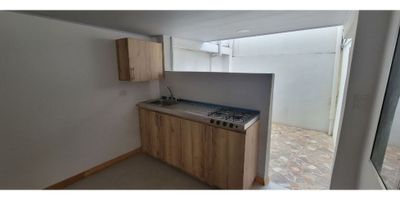 Venta casa la enea, manizales de 2 niveles cuenta con 3 habitaciones, 3 closet, 1 baño, cocina semi integral, gas, zona de ropas, sala, comedor, piso en general en ceramica. Area construida 106mts2
