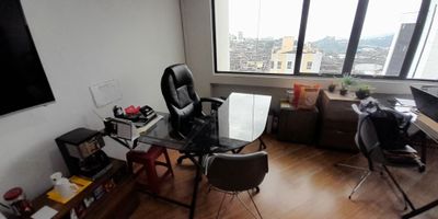 Alquiler oficina centro, manizales amplia e iluminada, piso en general en madera laminada, ascensor, porteria 24hrs y vigilancia. Area construida 20mts2
