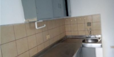 Se Alquila local muy bien ubicado, iluminado en un excelente sector, cuenta con 1 baño, cocina sencilla y piso en general en madera laminada. Area aprox 30 mts2
