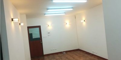 Se Alquila oficina  muy bien ubicada, amplia e iluminada, consta de1 baño y piso en general en cerámica. Una área Aprox de 27mts  
