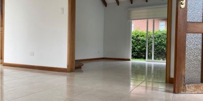 ?? Arriendo Casa Campestre en La Alhambra

Descubre esta encantadora casa campestre en RENTA en La Alhambra, un refugio de paz y seguridad en un entorno natural privilegiado. Este hermoso hogar se encuentra en un conjunto cerrado, ofreciendo la tranquilidad y protección que buscas para tu familia.

Espacios Amplios y Funcionales: Con una distribución inteligente, esta casa cuenta con 3 habitaciones cómodas, un estudio que puede funcionar como alcoba auxiliar y 3 baños completos. Cada detalle está pensado para brindarte comodidad y bienestar.

Entorno Natural y Espacios Verdes: Imagina despertar cada mañana con el canto de los pájaros y el aroma fresco de la naturaleza. Este conjunto cuenta con amplias zonas verdes, senderos para caminar y disfrutar de la naturaleza, además de áreas recreativas para niños y adultos.

Comodidades Modernas: La casa está equipada con cocina integral, sala comedor acogedora y zona de ropas. Con pisos en cerámica que añaden un toque de elegancia y fácil mantenimiento. Además, dispone de garaje cubierto y área de parqueadero para visitantes.

Seguridad y Amenidades: El conjunto cuenta con seguridad las 24 horas, dos porterías de acceso y cámaras de vigilancia para tu tranquilidad. Además, disfruta de amenidades como salón social, gimnasio, cancha múltiple y parque infantil, perfecto para el entretenimiento de toda la familia.

¡No pierdas la oportunidad de vivir en este oasis de tranquilidad y seguridad! Contáctanos hoy mismo para agendar una visita.
 

 
